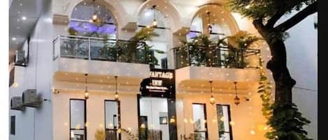 Deluxe Double or Twin Room | Bathroom | Shower, slippers, towels, soap