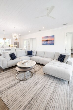 Smart TV - Brand New Luxury 5BR 4.5B home Heated Private Pool. Walk to Beach 1 Block (Fort Myers Beach)