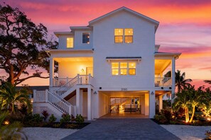 Exterior - Brand New Luxury 5BR 4.5B home Heated Private Pool. Walk to Beach 1 Block (Fort Myers Beach)