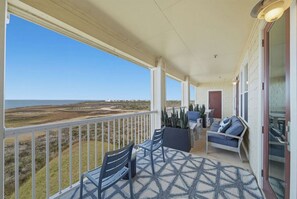 Property grounds - Top floor bay front condo with amazing views and sunsets that are gorgeous! (Galveston)