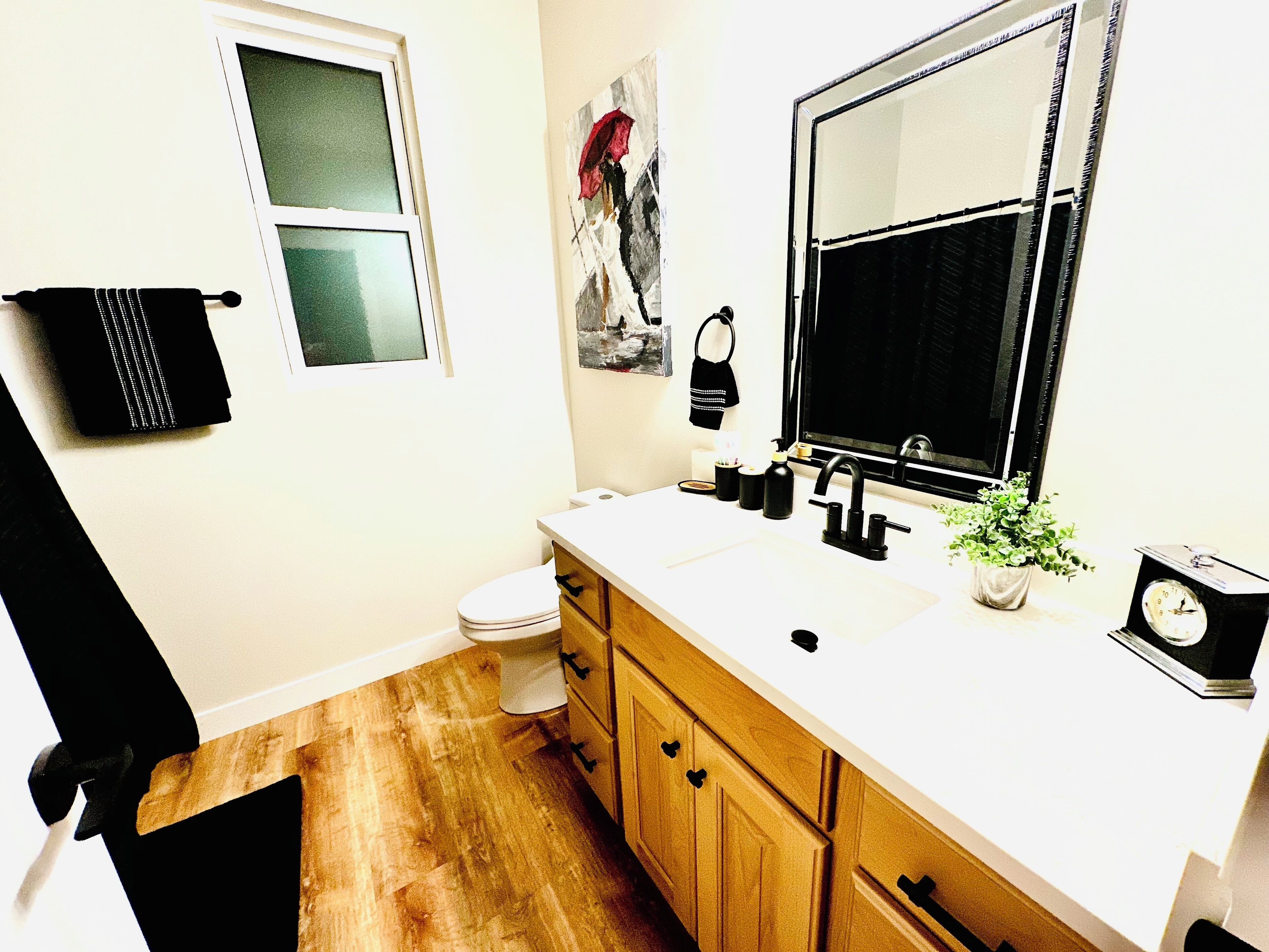 Douche, serviettes fournies, savon, papier toilette