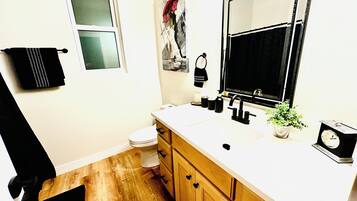 Douche, serviettes fournies, savon, papier toilette