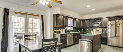 Kühlschrank, Mikrowelle, Herdplatte, Geschirrspüler