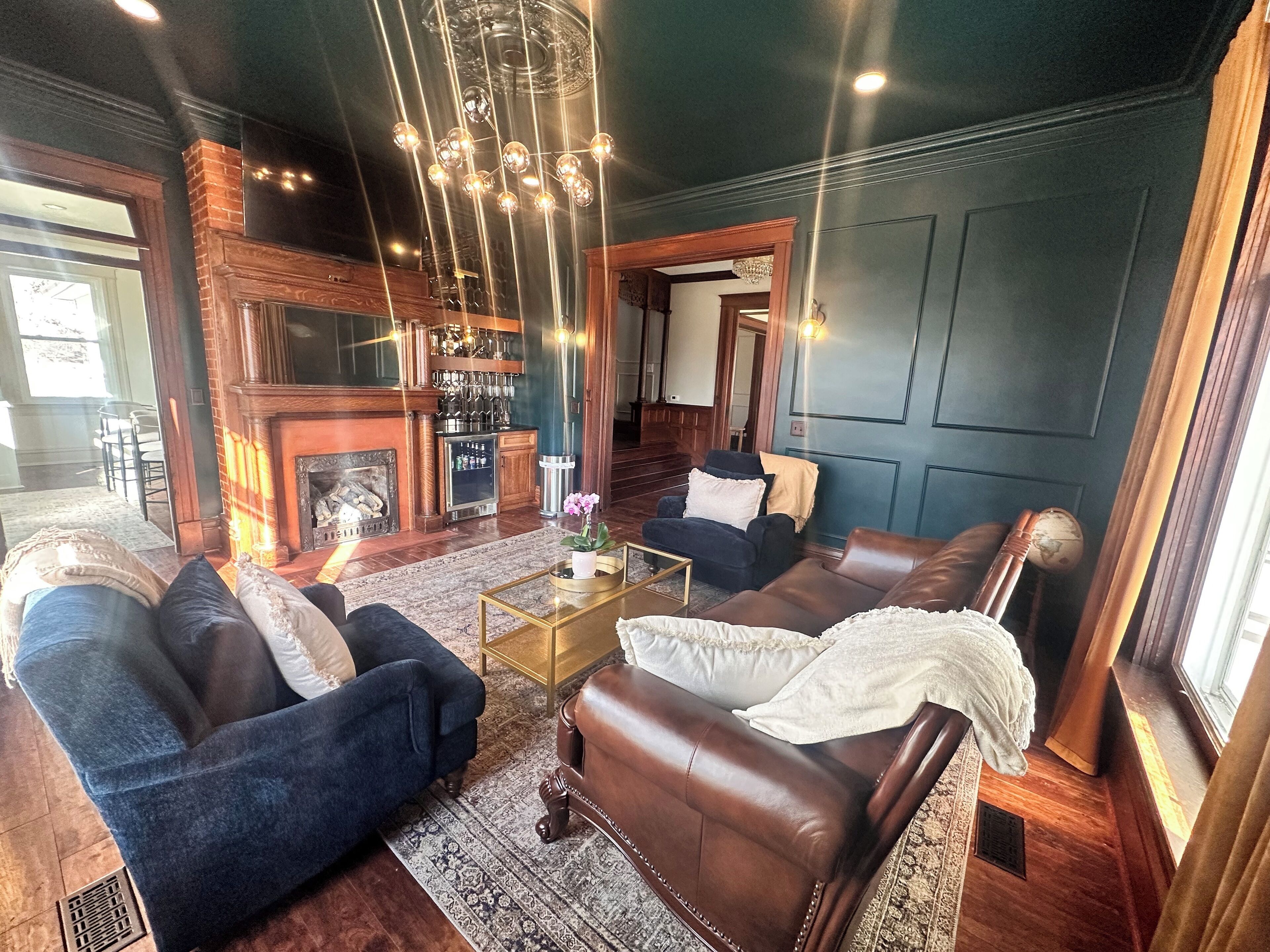 Una televisión, una chimenea