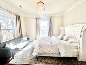 Tabla de planchar con plancha, wifi, ropa de cama