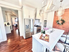 Mikrobølgeovn, ovn, kokeplater og oppvaskmaskin