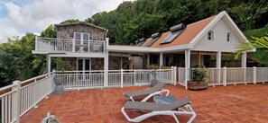Terrace/patio - In the south of Martinique, magnificent apartment with sea and mountain views. (Rivière-Pilote)