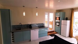 Eine moderne Küche mit Geschirrspüler, Backofen und Kaffeemaschine.