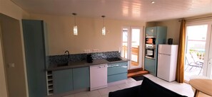 Private kitchen - In the south of Martinique, magnificent apartment with sea and mountain views. (Rivière-Pilote)