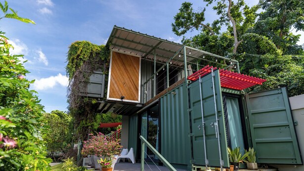 A modern house with a green exterior, a wooden upper level, and a red roof. - Mata e' Plátano Guest House Suite (Mata de Platano)