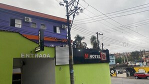 L'ingresso di un hotel con un cartello che riporta le scritte "ENTRADA" e "M HOTEL".