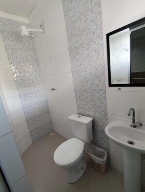 Doccia, asciugamani, sapone, carta igienica