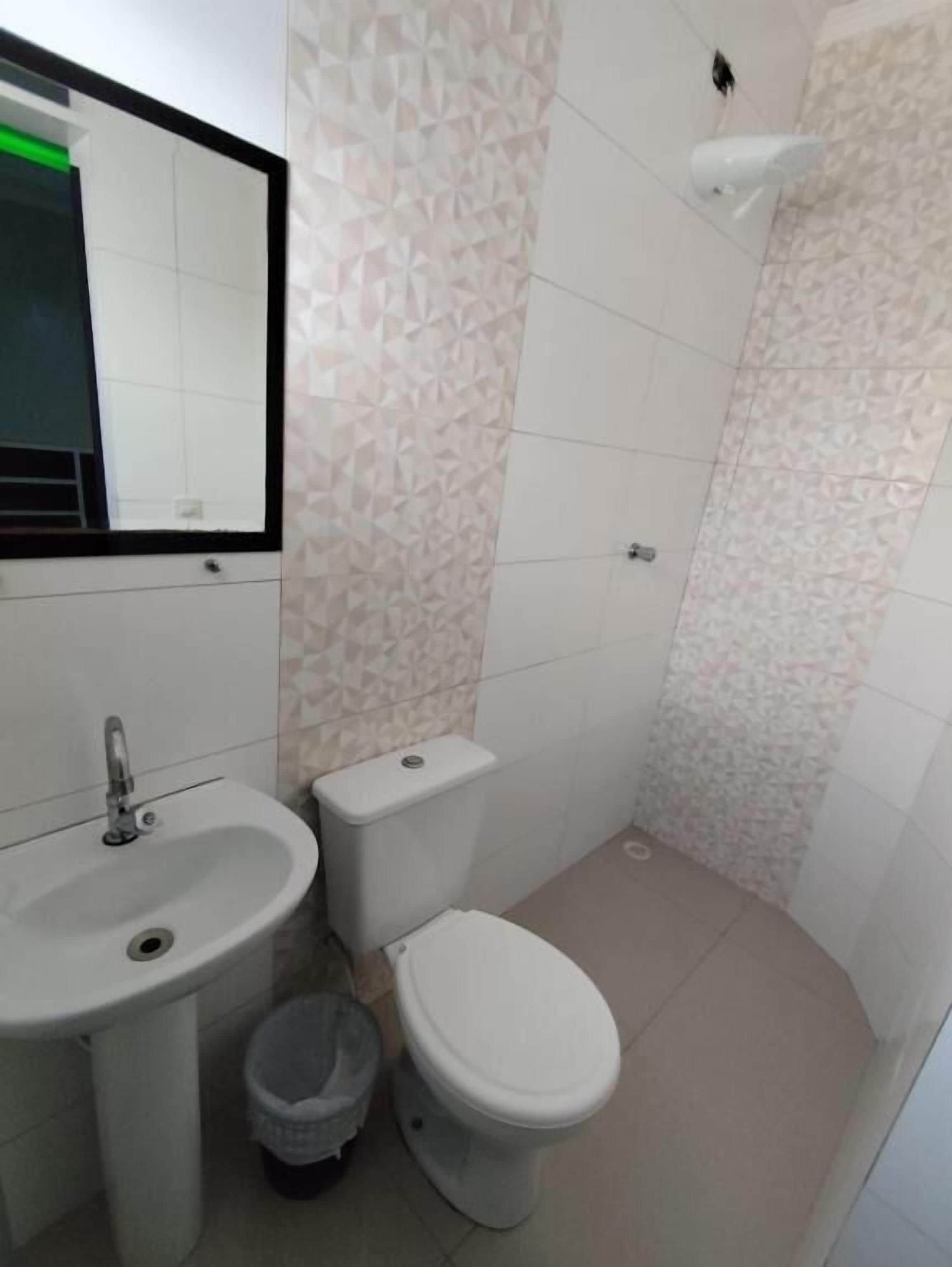 淋浴设施、毛巾、肥皂、卫生纸