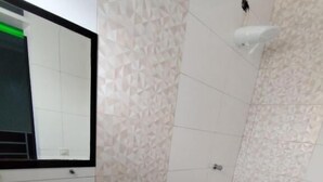 Un bagno con lavandino, WC e doccia.