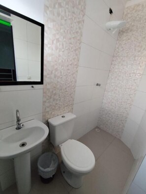 Dusche, Handtücher, Seife, Toilettenpapier