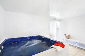 Interior - 20m from shops, fitness, swimming pool, sauna, balcony, tv, ski locker, 36m², Peyragudes (Germ)