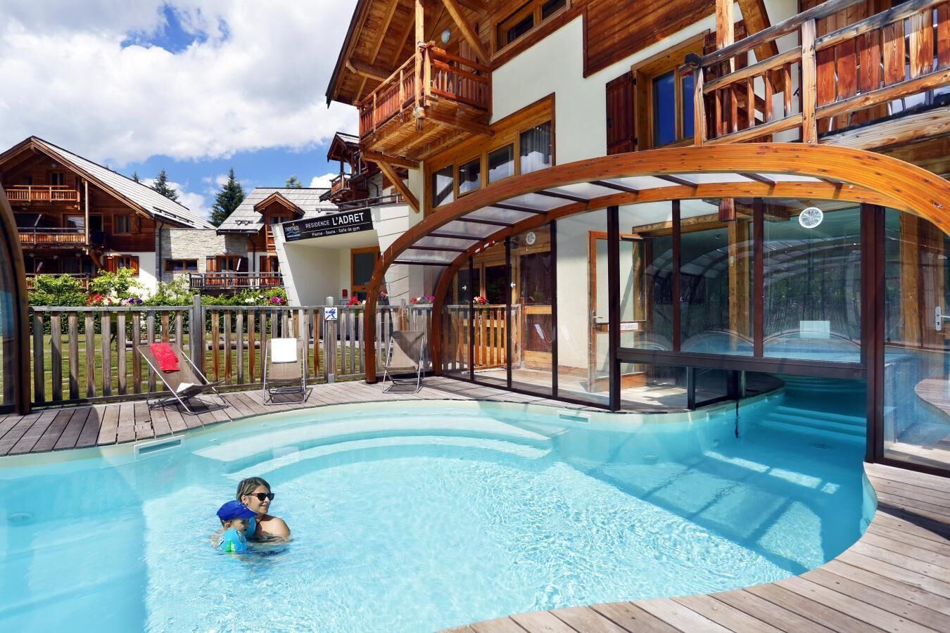 Una piscina cubierta, una piscina climatizada