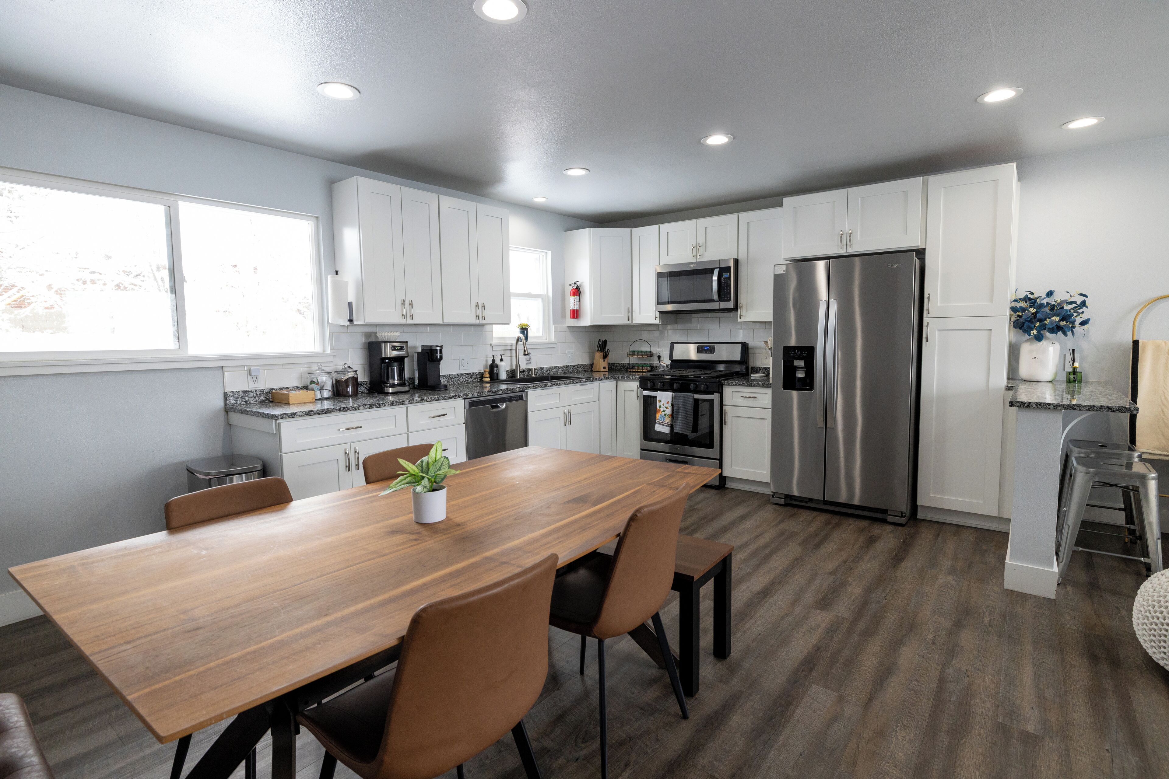 Jääkaappi, mikroaaltouuni, uuni, liesi