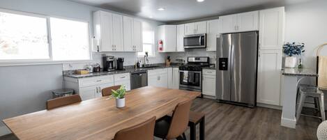 雪櫃、微波爐、焗爐、爐具