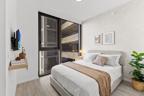Iron/ironing board, free WiFi, bed sheets, wheelchair access - Modern Prime Downtown Stay w/ Parking | Near Bayside & Port (Miami)