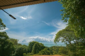 A covered outdoor area with a view of the sea and surrounding greenery. - Casa de Luna Villa with Ocean View (Uvita)