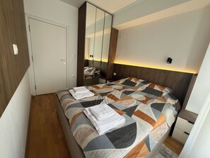 Tabla de planchar con plancha, Internet, ropa de cama