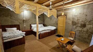 Habitación Deluxe doble, vistas a la montaña | Sistema de insonorización, tabla de planchar con plancha, wifi gratis