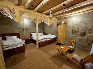 Habitación Deluxe doble, vistas a la montaña | Sistema de insonorización, tabla de planchar con plancha, wifi gratis