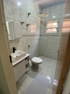 淋浴設備、風筒、廁紙