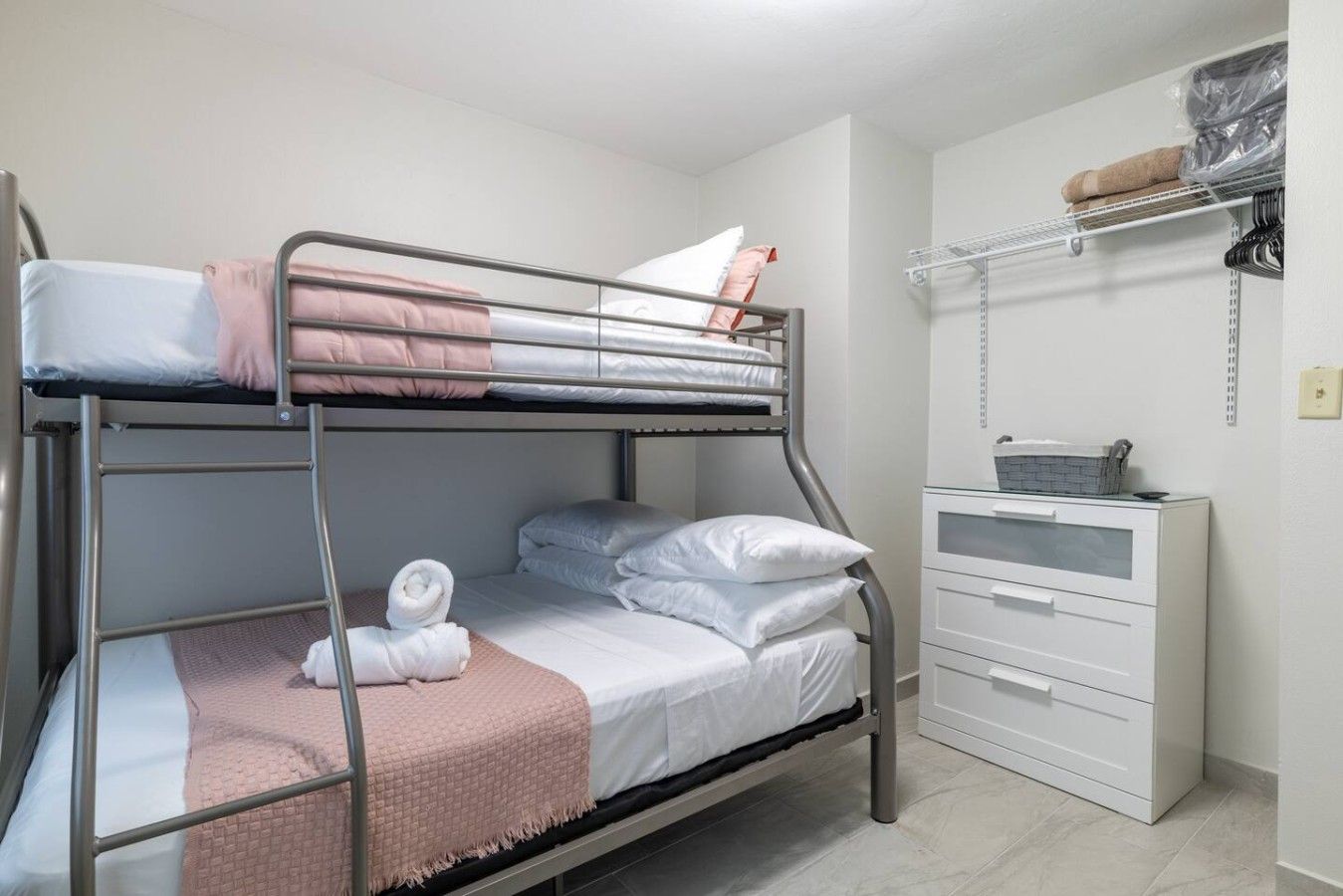 Een stapelbed met bureau en een plank.