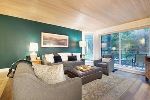 TV, fireplace, ping pong, stereo - The Bear Den: 2BR - Pool, Hot Tub, Free Parking (Whistler)