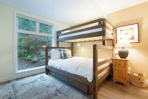 2 habitaciones, escritorio y tabla de planchar con plancha 