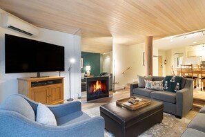 Televisión, chimenea, tenis de mesa y estéreo 