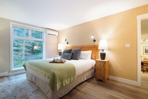 2 bedrooms, desk, iron/ironing board, travel cot - The Bear Den: 2BR - Pool, Hot Tub, Free Parking (Whistler)