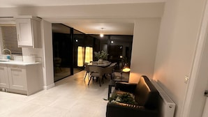 A modern living space with a kitchen, dining area, and seating area. - Modern Entire Home Retreat in Newry (Newry)