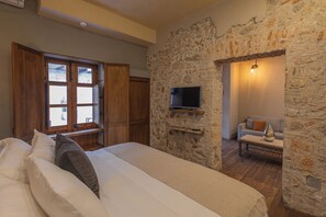 Superior Suite | Egyptian cotton sheets, premium bedding, down duvets, in-room safe - Hotel C. Andreu (San Miguel de Allende)