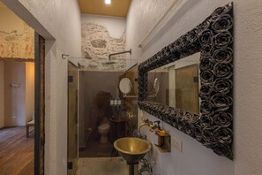 Superior Suite | Bathroom | Bathtub, hair dryer, towels, soap - Hotel C. Andreu  (San Miguel de Allende)