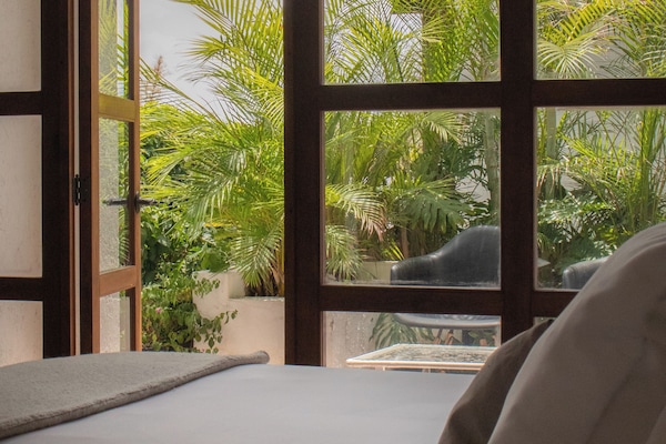 Deluxe-rum - utsikt mot innergården | Egyptiska bomullslakan, sängtillbehör av högsta kvalitet och duntäcken