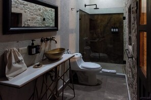 Comfort Room | Bathroom | Bathtub, hair dryer, towels, soap - Hotel C. Andreu  (San Miguel de Allende)