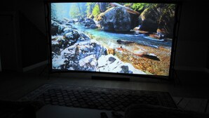 Un televisor mostrando un paisaje natural.