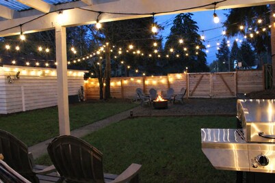 NW Lodge Seattle: Close to Train, AC, Sauna, 2 King Bed, Big Fenced Yard/Parking