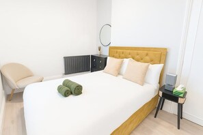 Tabla de planchar con plancha, wifi, ropa de cama