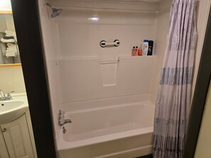 Hair dryer, towels, soap, toilet paper - Cozy 1-bedroom apartment in charming Louisville- Level 1 (Louisville)