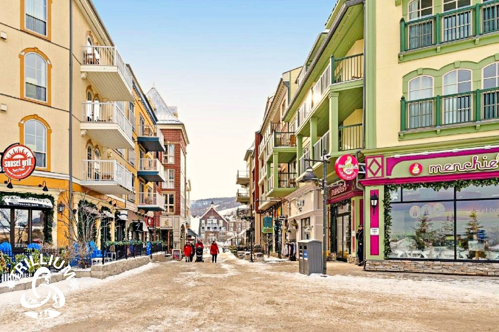 A street with buildings, a restaurant, and a shop.