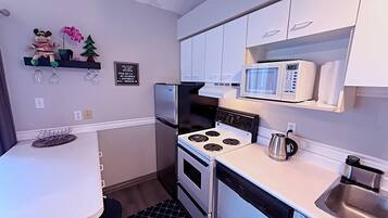 Appart'hÎtel, 2 grands lits, non-fumeurs, balcon | Cuisine privée | Réfrigérateur, micro-ondes, four, plaque de cuisson