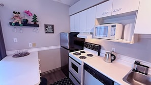 Appart'hôtel, 2 grands lits, non-fumeurs, balcon | Cuisine privée | Réfrigérateur, micro-ondes, four, plaque de cuisson