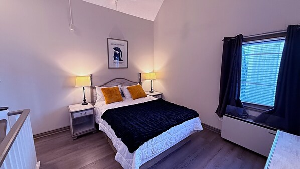 Espacio para trabajar con laptop y tabla de planchar con plancha