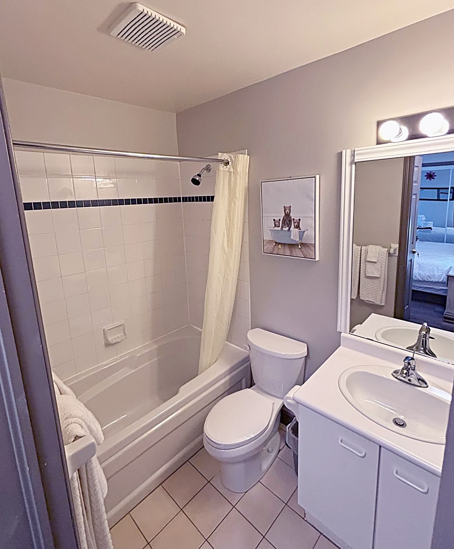 Une salle de bain avec douche, toilettes et lavabo.