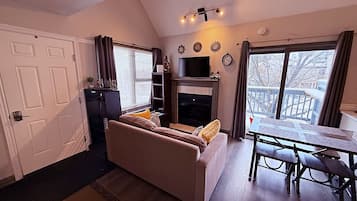 Condo, 2 Queen Beds, Non Smoking, Balcony | Living area
