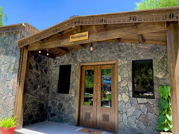 Vista frontal de la propiedad